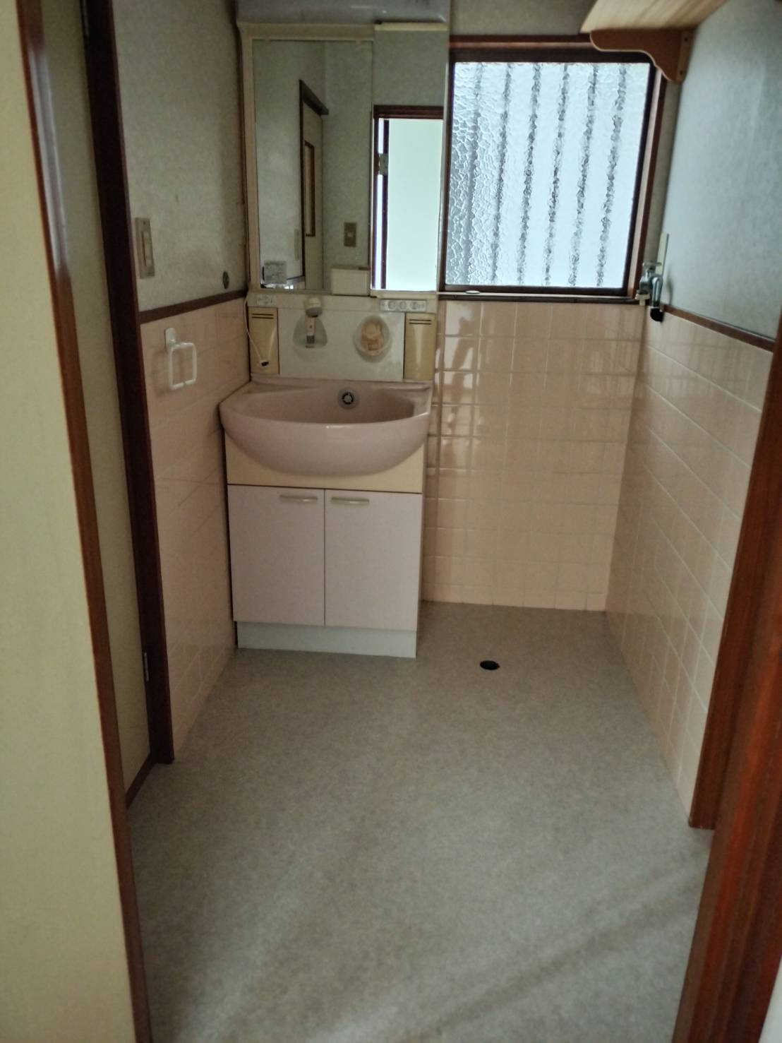 小笠原一戸建 西の内装写真