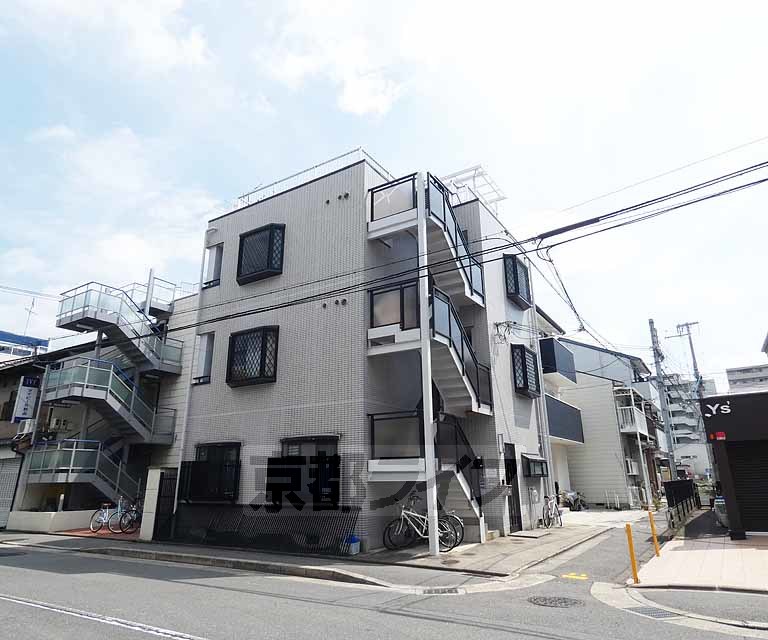 京都市右京区西院西淳和院町のマンションの建物外観