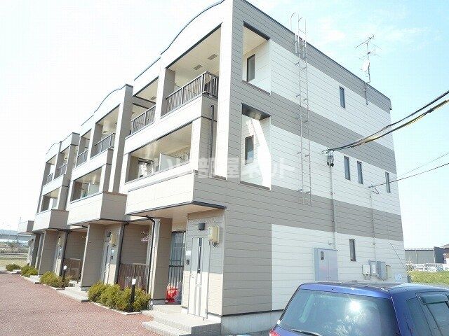 三条市須頃のアパートの建物外観