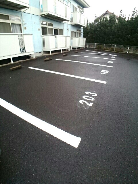 【出雲市中野町のアパートの駐車場】