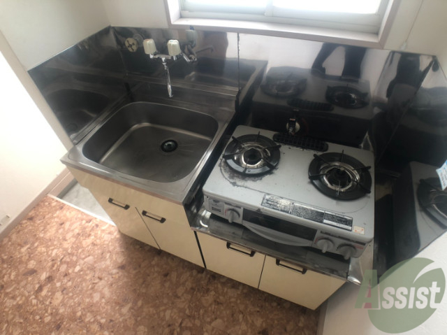 キッチン　キッチンにはガスコンロ設置済み。単身には嬉しですねー。