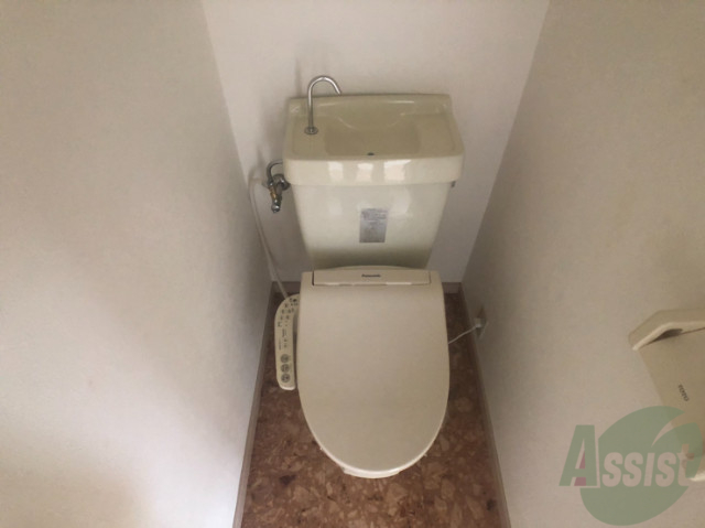 トイレ　トイレはほどよく落ち着く感じの広さがイイ感じ。