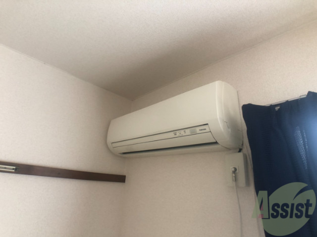 その他設備　エアコンはお部屋の角に一台。全体まで頑張ってもらいましょう。