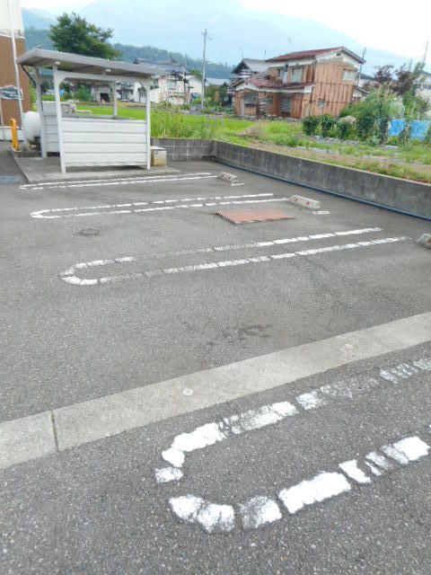 【南魚沼市東泉田のアパートの駐車場】