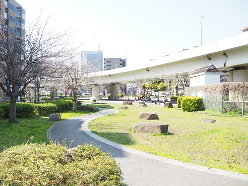 【横浜市南区浦舟町のマンションの公園】