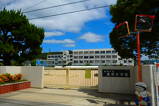 【ペルル学園通りの小学校】