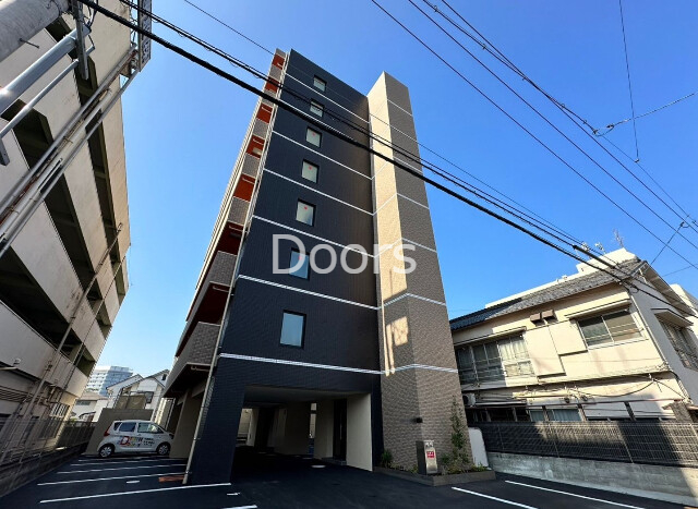 【岡山市中区中納言町のマンションの建物外観】