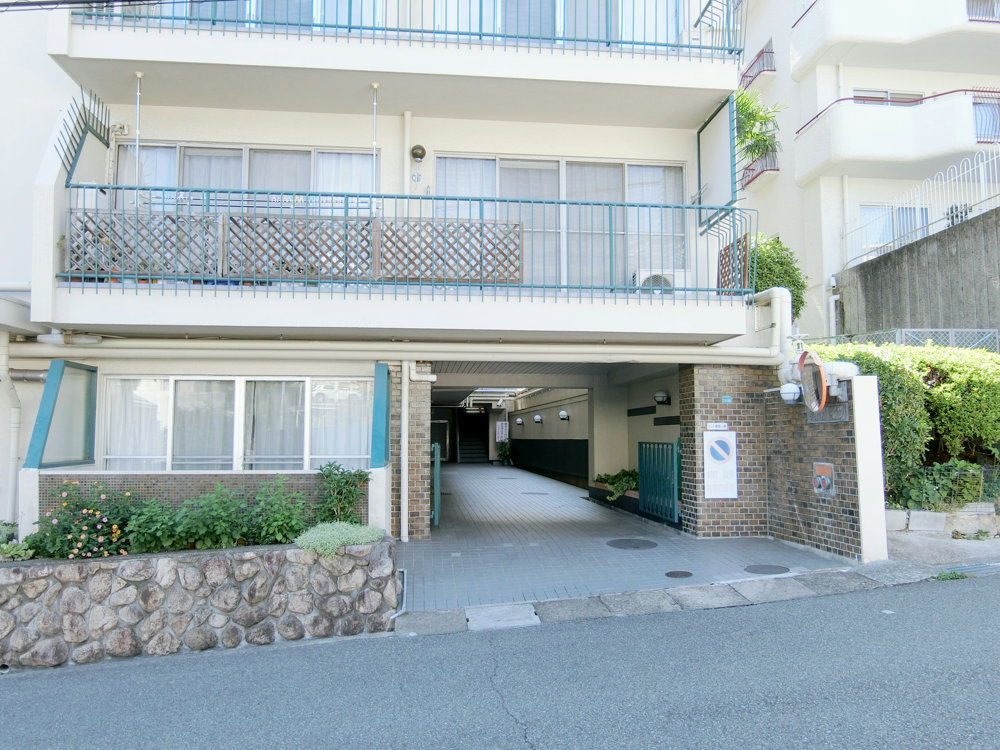 【東山ハイツの建物外観】