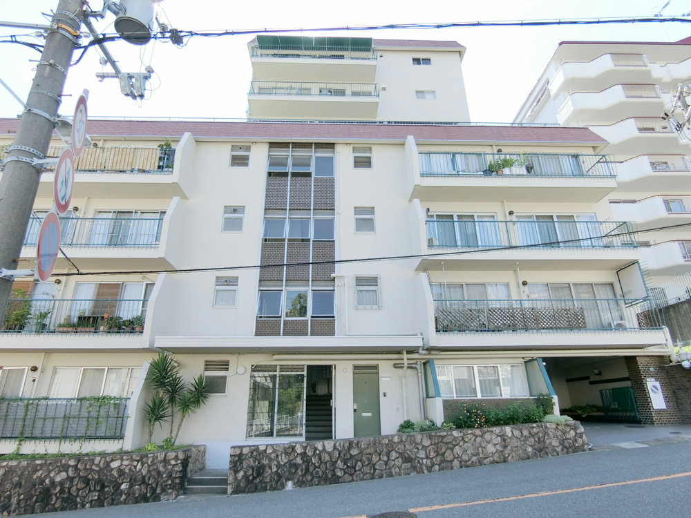 東山ハイツの建物外観