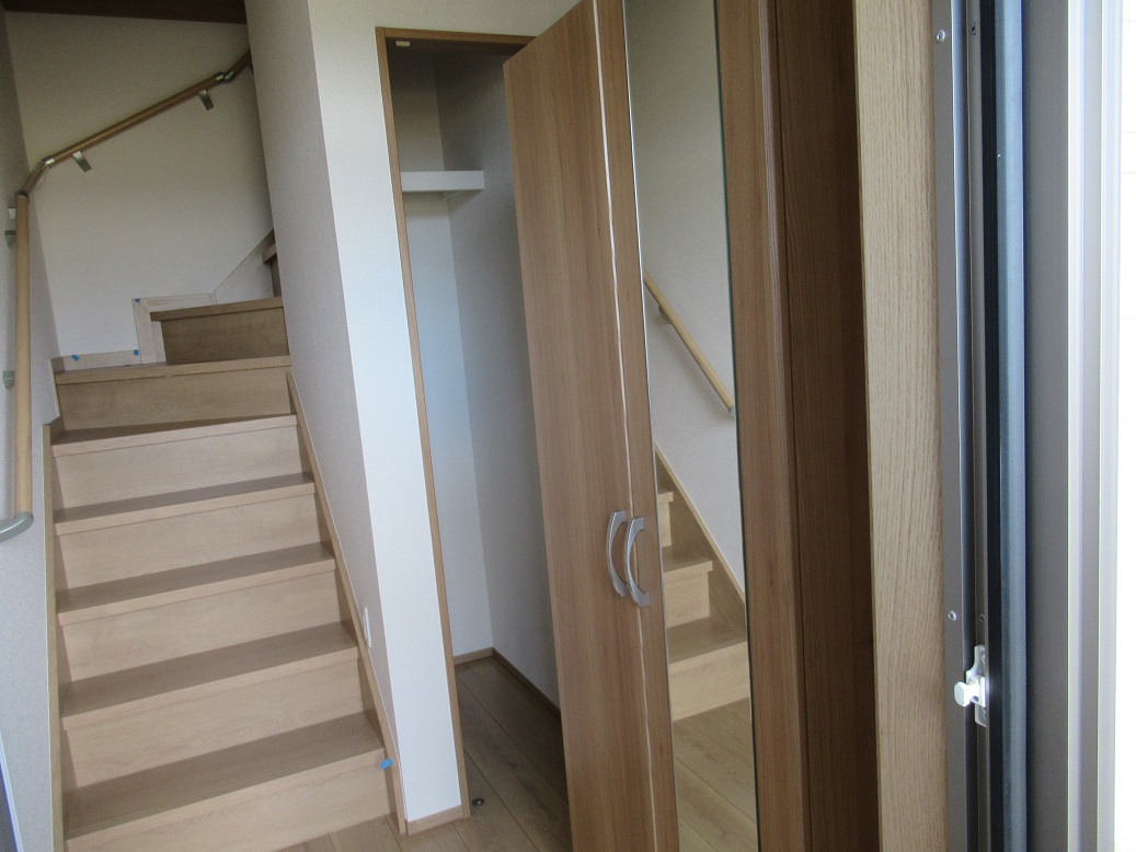 玄関　下駄箱付き