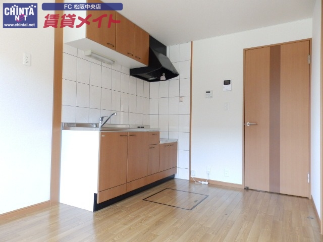 居室・リビング　同物件別室反転写真