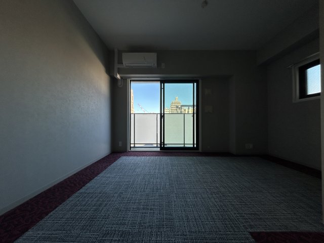 居室・リビング　同物件、別号室のものです