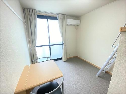 その他　お部屋によって絨毯の色が異なります