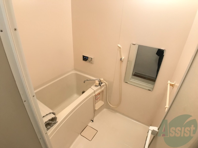 バス・シャワールーム　浴室にはバスタブがあるのでお風呂に入れますよ！