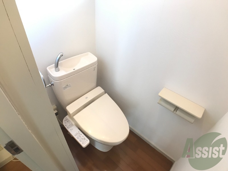 トイレ　嬉しいウォシュレット機能付きです。シャワートイレは便利ですね