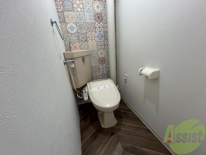 トイレ　こちらはトイレです。温水洗浄便座が付いています。