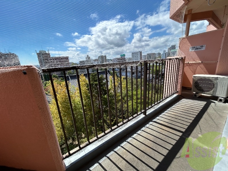 バルコニー　こちらはバルコニーです。広くて洗濯物がはかどりそうですね。