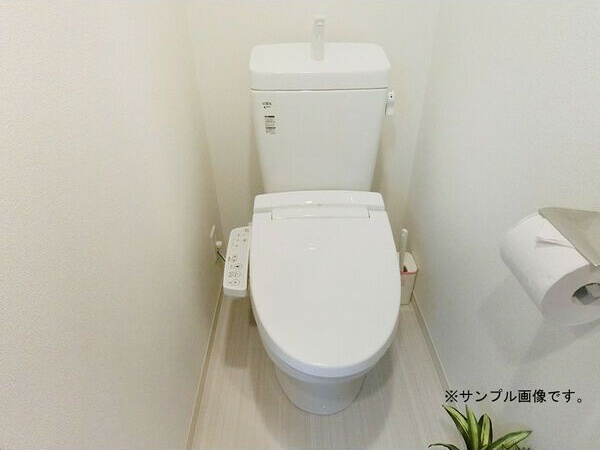 地下鉄長堀鶴見緑地線 長堀橋駅 徒歩2分 9階建 築24年のトイレ写真