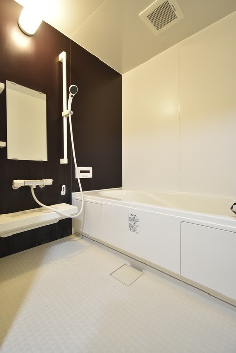 バス・シャワールーム　いつでも温かいお湯に浸かれる追い焚き機能付き！足を伸ばして入