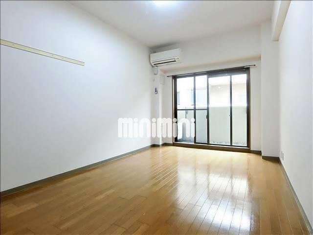 居室・リビング　ぴかぴかのきれいなフローリングのお部屋。