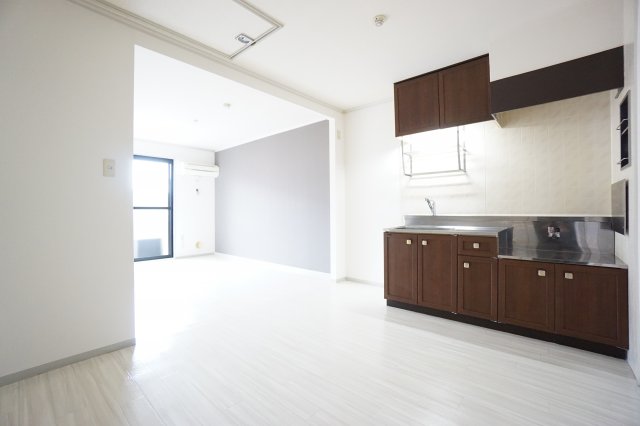 居室・リビング　※同物件・反転タイプの写真です。