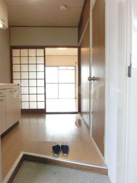 　居室・リビング　玄関より室内