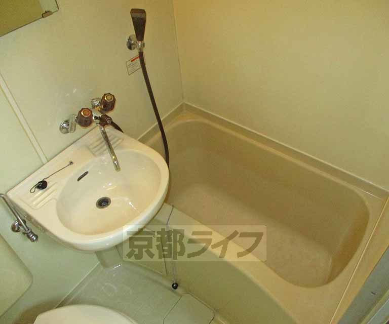 バス・シャワールーム　ＩＨコンロ付きのキッチンです。