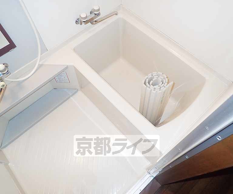 バス・シャワールーム　鏡の付いた便利なお風呂