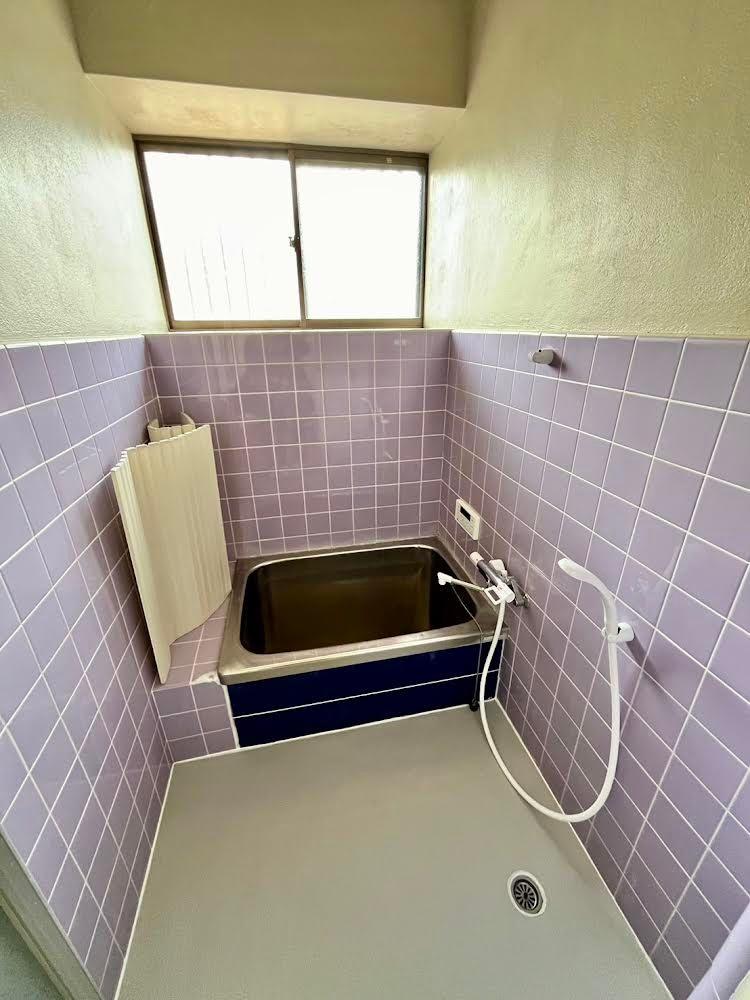 バス・シャワールーム　お風呂　床タイルはシートを貼って寒さ対策済み