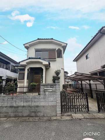 建物外観　内装リフォーム済み！カーポート付き戸建３LDK 土手景色良好