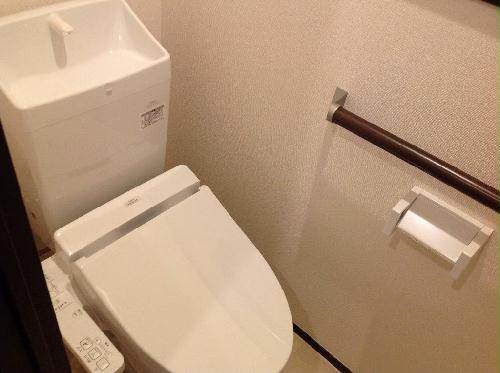 トイレ　温水洗浄便座付き。手すりと棚も御座います。