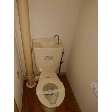 トイレ　※反転した別の部屋の内装となっております。参考までにどうぞ。