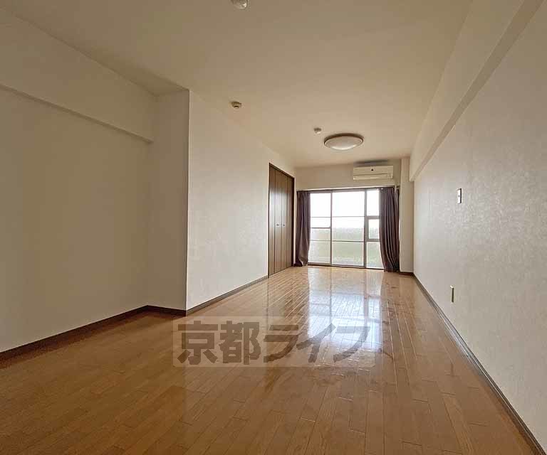 居室・リビング　１０．５帖の広々とした居室です。徒歩２分に総合スーパー...