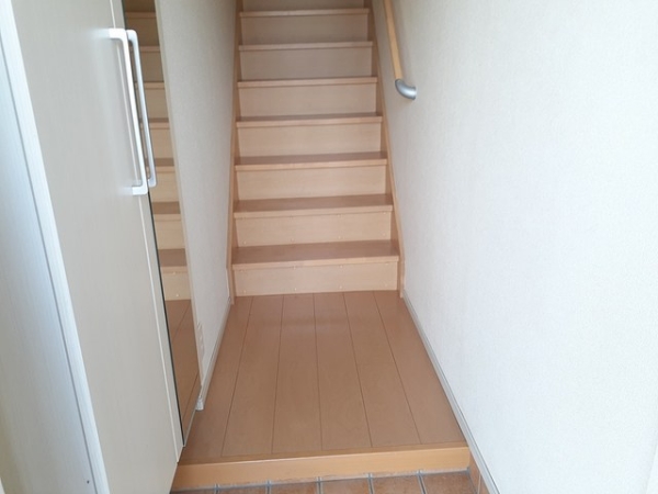 玄関　入ってすぐに内階段あります