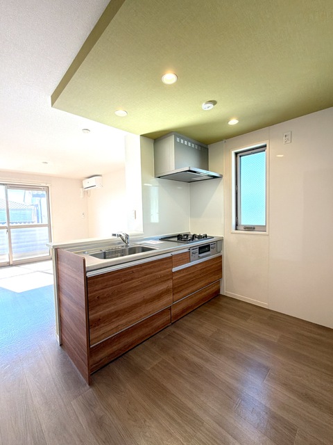 キッチン　部屋の様子が分かる嬉しいカウンターキッチン　採光・換気に便利