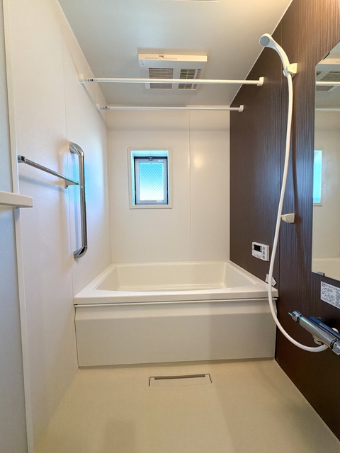 バス・シャワールーム　追焚・浴室乾燥機付きバスルーム（換気に便利な小窓あり）