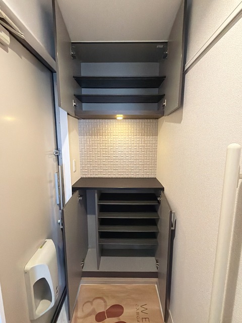 玄関　上下あるシューズボックス