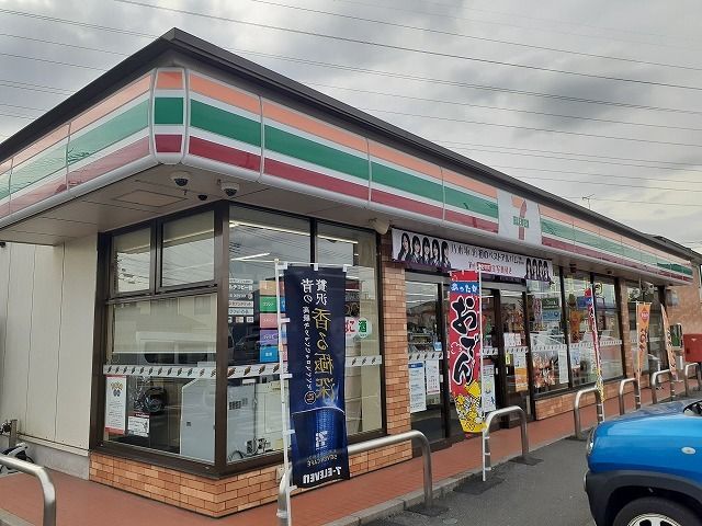 コンビニ　セブンイレブン鶴田バイパス店（コンビニ）まで240m