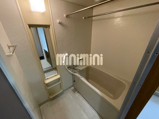 バス・シャワールーム　鏡付きが便利です。
