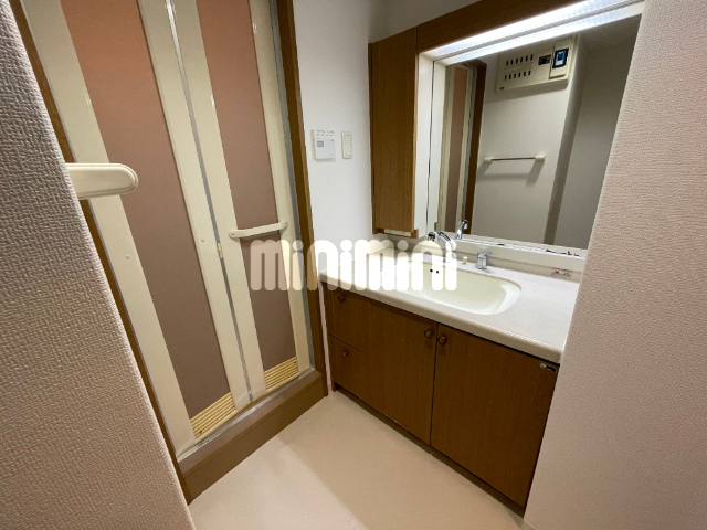 洗面設備　大きな鏡が魅力的ですね。