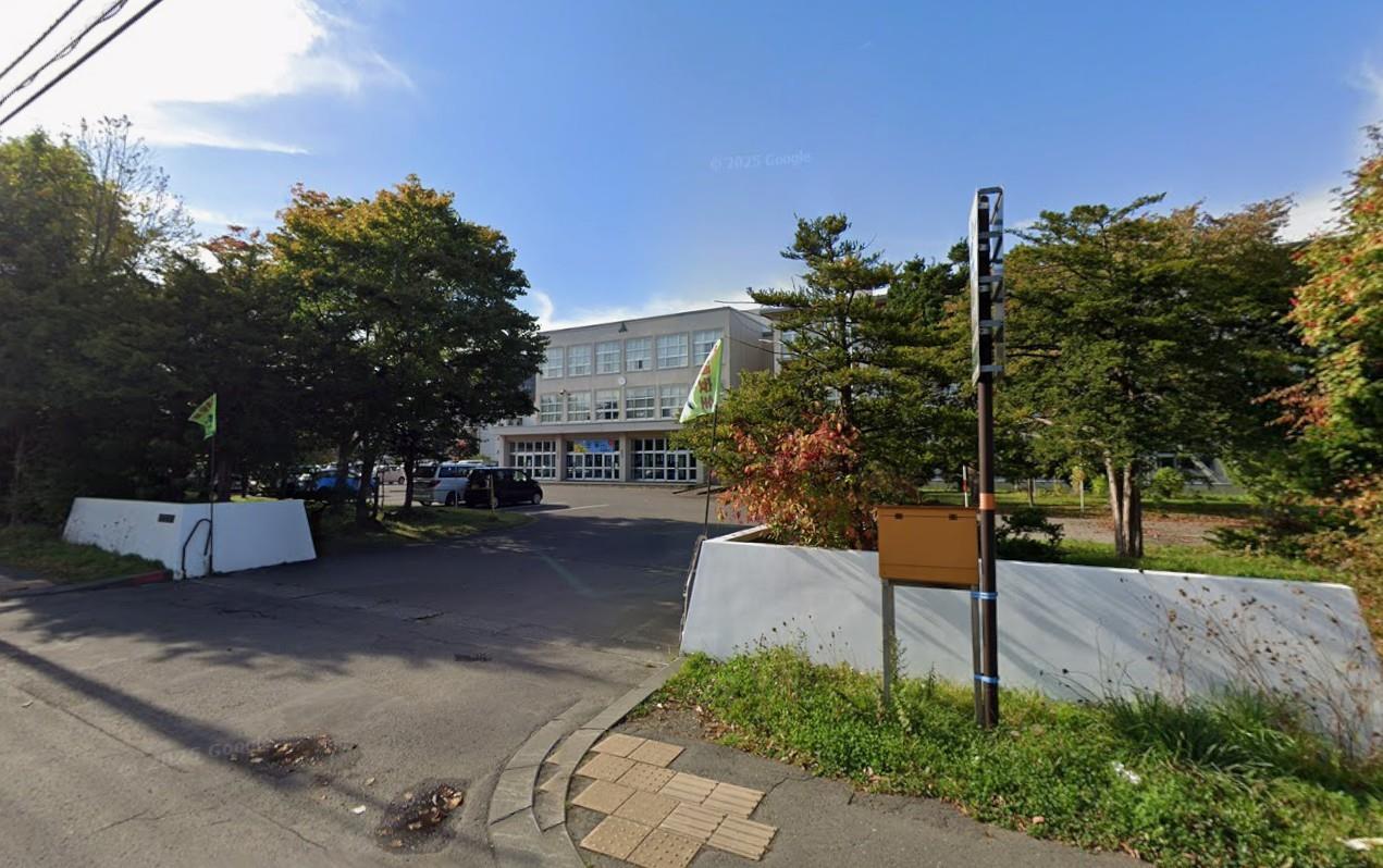 中学校　千歳中学校　徒歩23分（中学校）まで1800m