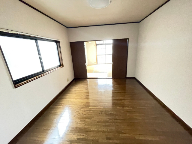 居室・リビング　ピカピカのフローリングですよ。