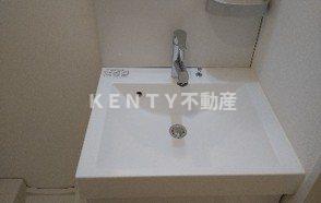 洗面設備　ゆったりとスペースのある洗面所