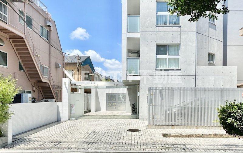 エントランス　落ち着いたエントランスです