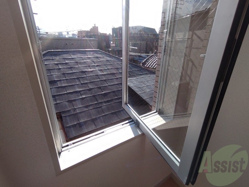 バルコニー　窓の外はよく日が当たり気持ちの良い空間です。