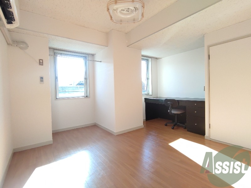 居室・リビング　広くきれいなリビングは明るい光も良く差します。