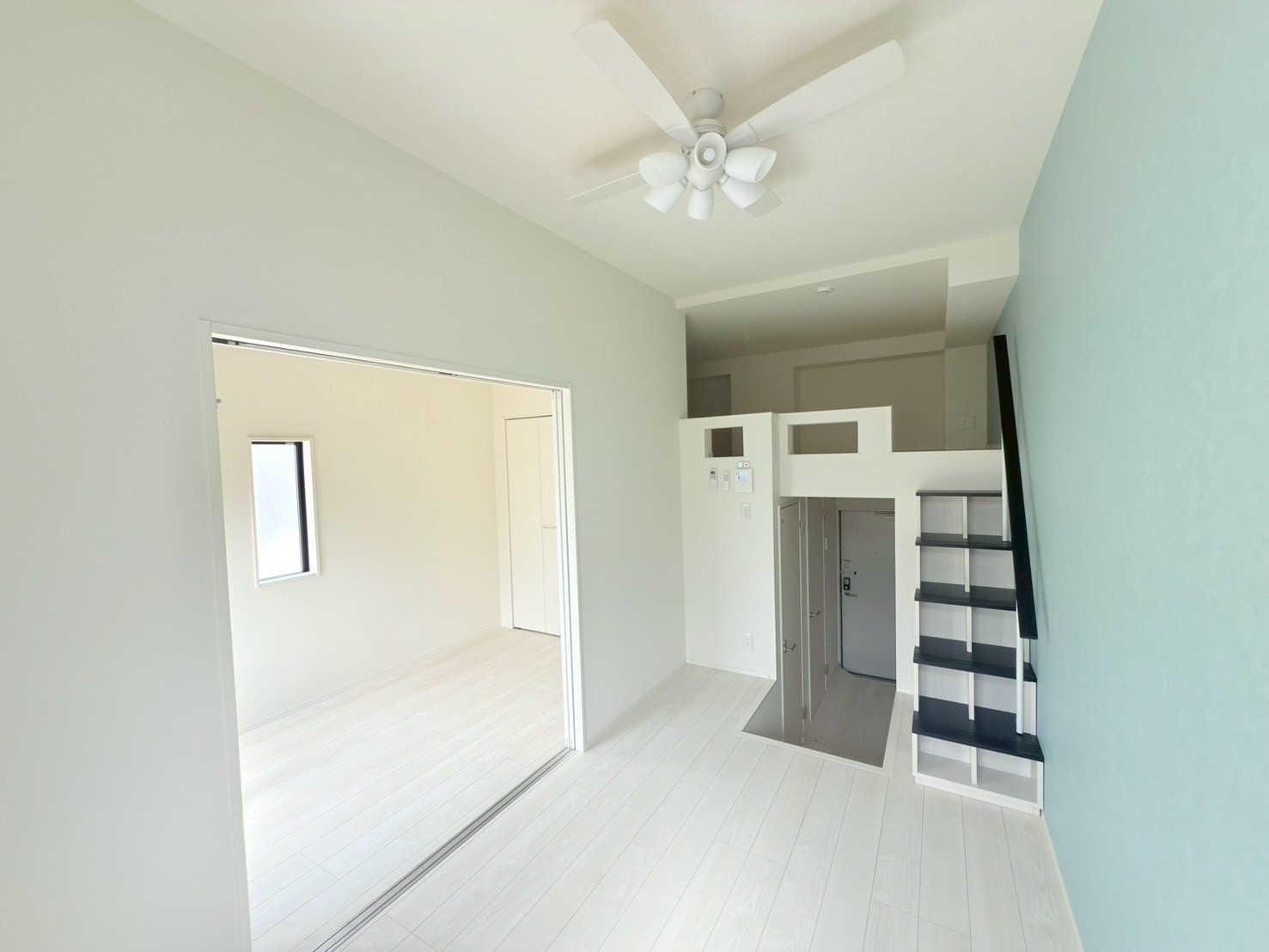 居室・リビング　手すり付きの階段で昇り降りも安心※同シリーズ物件の写真になり