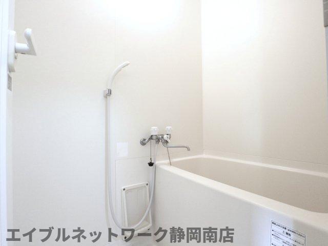 バス・シャワールーム　コンパクトで使いやすいお風呂です