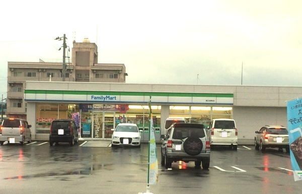 コンビニ　ファミリーマート（コンビニ）まで240m