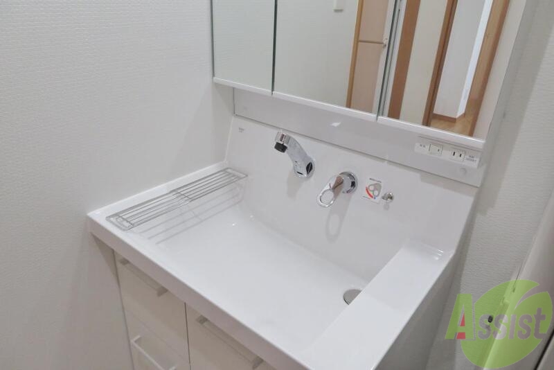 洗面設備　洗面化粧台が付いていて忙しい朝も快適ですね。